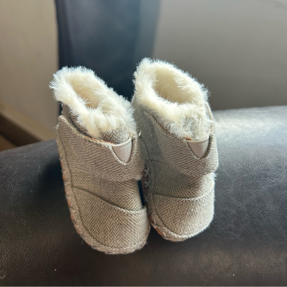 TOMS Tiny Cuna Suede Crib Baby Booties Gray Faux Fur Infant